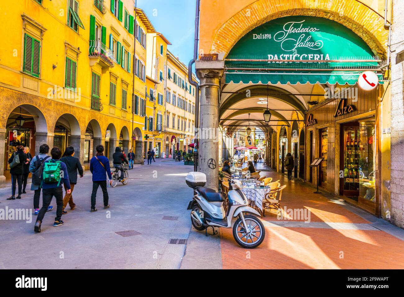 PISA, ITALIEN, 14. MÄRZ 2016: Im Frühling genießen die Menschen einen sonnigen Tag bei einem Spaziergang durch die Via guglielmo oberdan in der italienischen Stadt Pisa. Stockfoto