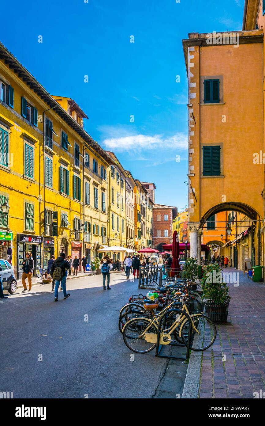 PISA, ITALIEN, 14. MÄRZ 2016: Im Frühling genießen die Menschen einen sonnigen Tag bei einem Spaziergang durch die Via guglielmo oberdan in der italienischen Stadt Pisa. Stockfoto