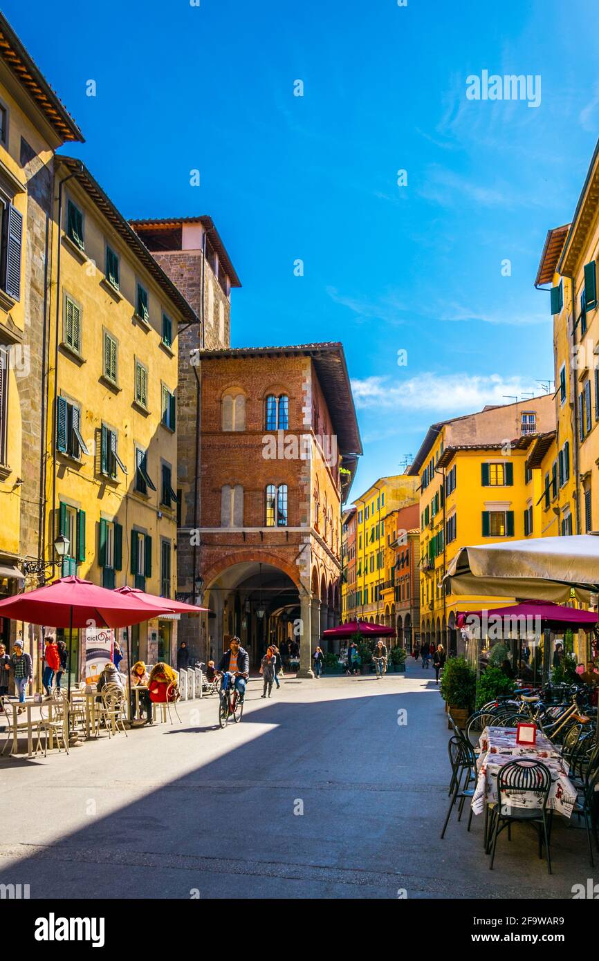 PISA, ITALIEN, 14. MÄRZ 2016: Im Frühling genießen die Menschen einen sonnigen Tag bei einem Spaziergang durch die Via guglielmo oberdan in der italienischen Stadt Pisa. Stockfoto