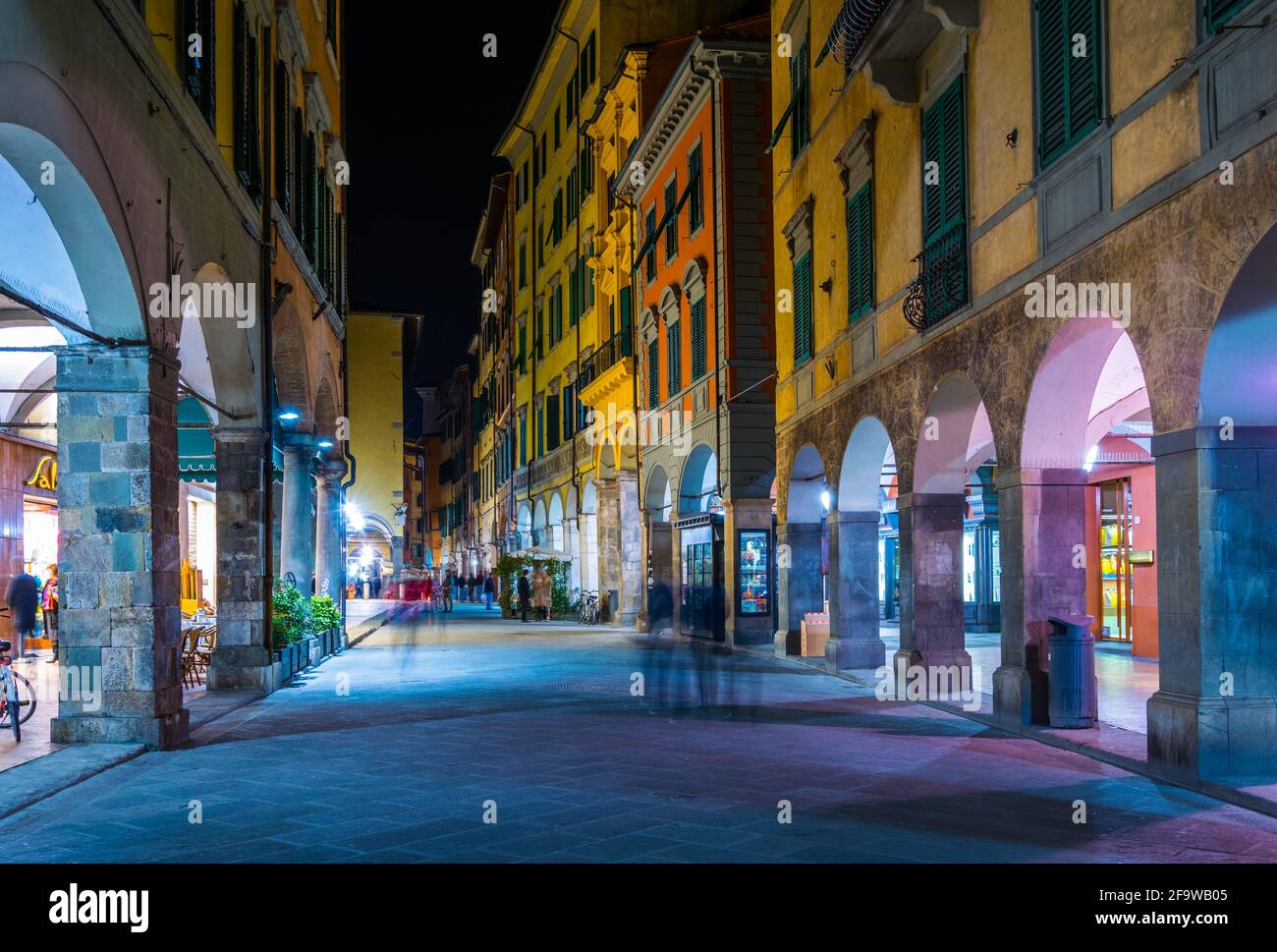 PISA, ITALIEN, 14. MÄRZ 2016: Die Nacht im Frühling genießt man bei einem Spaziergang durch die Via guglielmo oberdan in der italienischen Stadt Pisa. Stockfoto