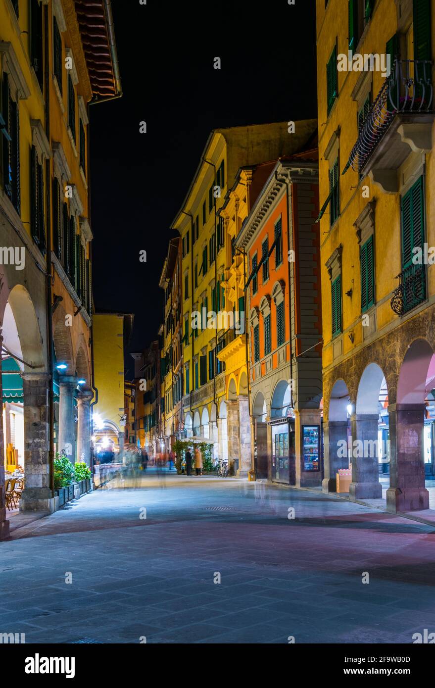 PISA, ITALIEN, 14. MÄRZ 2016: Die Nacht im Frühling genießt man bei einem Spaziergang durch die Via guglielmo oberdan in der italienischen Stadt Pisa. Stockfoto