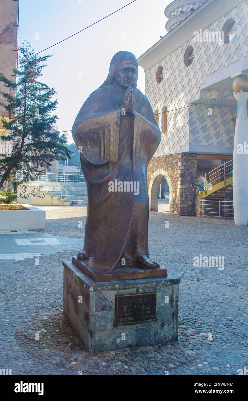 SKOPJE, MAZEDONIEN, 16. FEBRUAR 2015: Statue der Mutter theresa in der mazedonischen Stadt skopje. Stockfoto