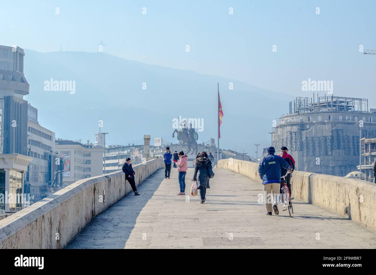 SKOPJE, MAZEDONIEN, 16. FEBRUAR 2015: Die Menschen überqueren die berühmte Steinbrücke in der mazedonischen Hauptstadt skopje, fyrom. Stockfoto