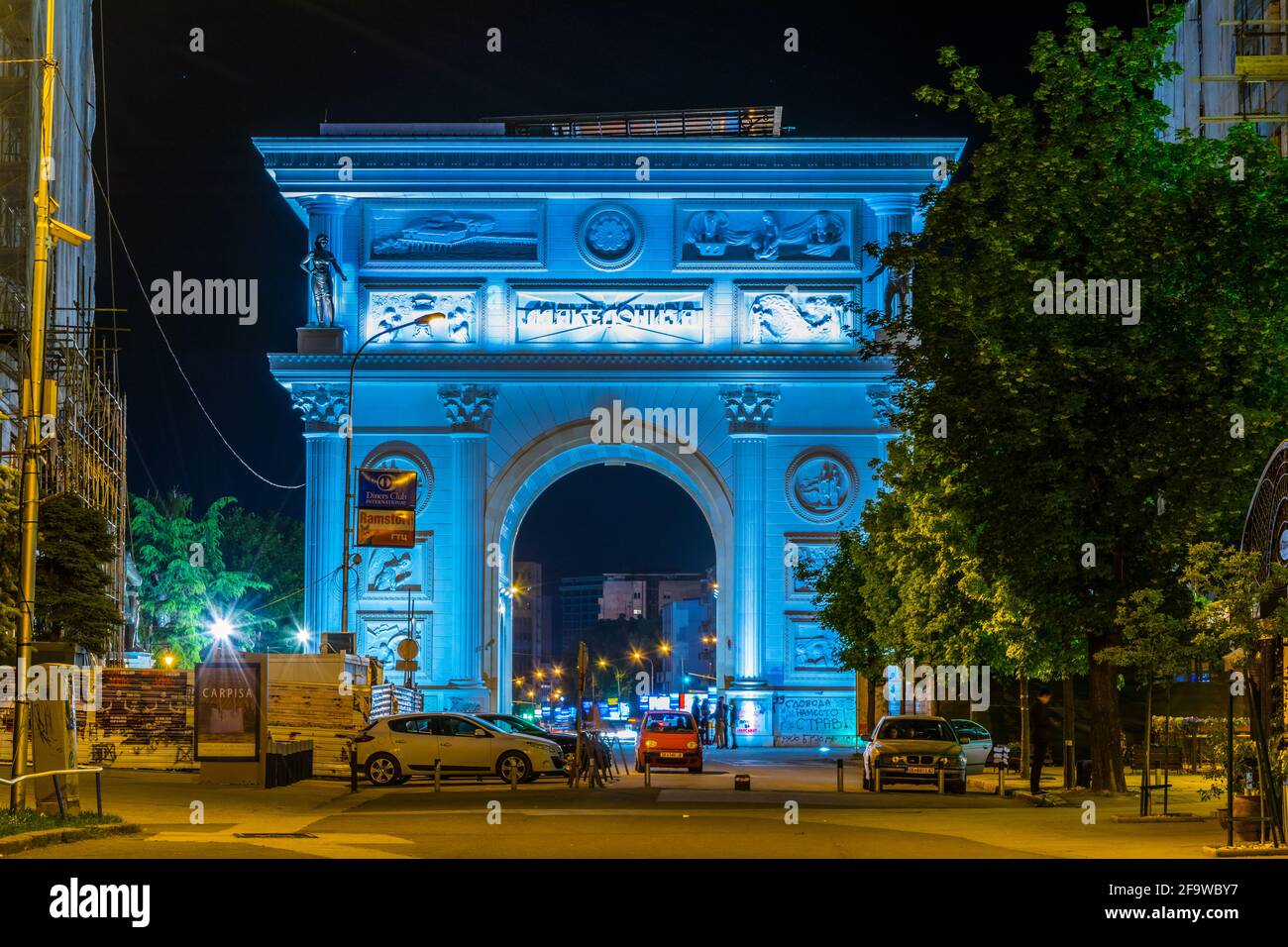 SKOPJE, MAZEDONIEN, 14. MAI 2016: Mazedonisches Tor in Skopje, eines der vielen Denkmäler, die während des Projekts skopje 2014 errichtet wurden. Stockfoto