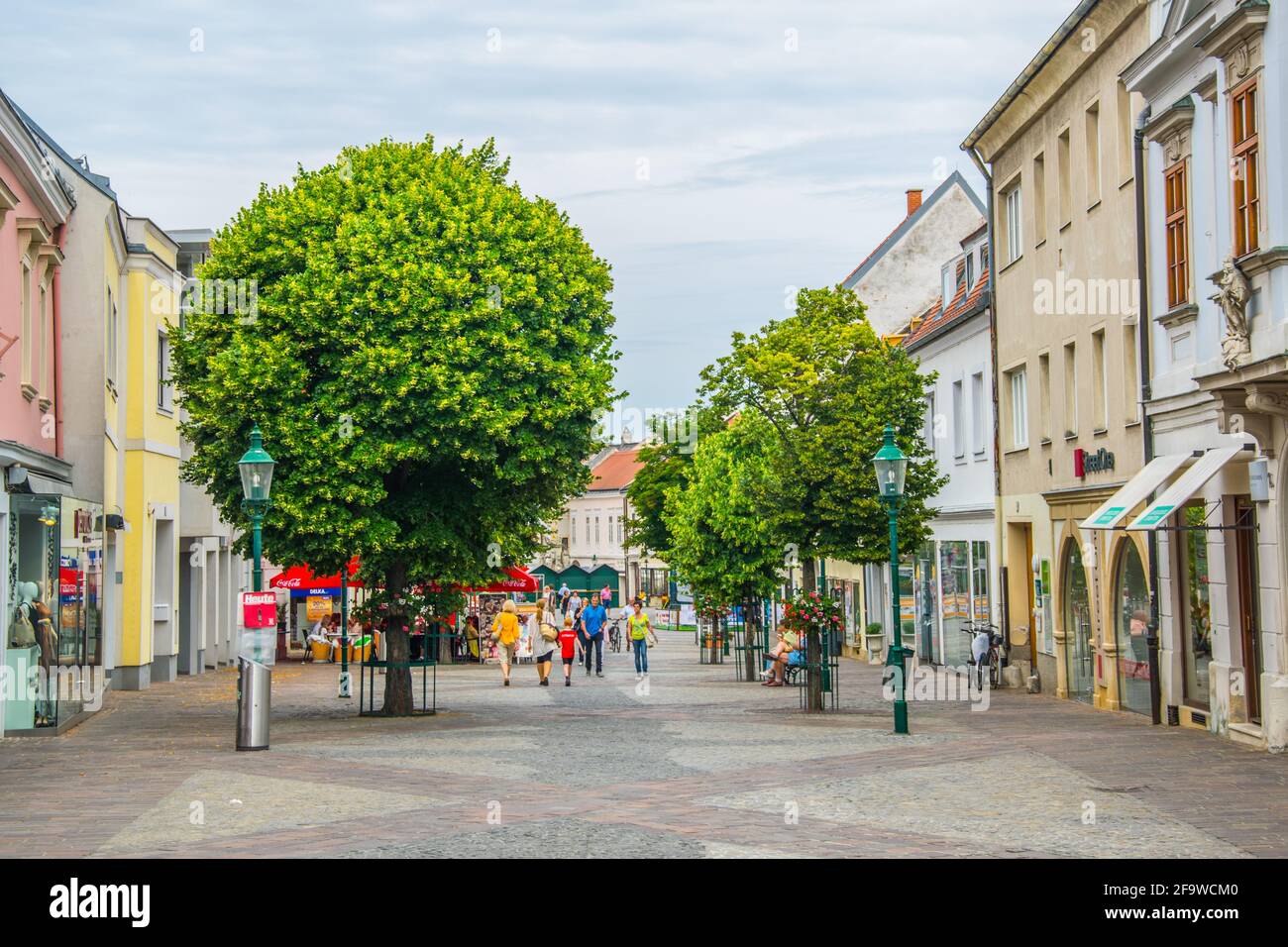 EISENSTADT, ÖSTERREICH, 18. JUNI 2016: Blick auf die Hauptstraße der österreichischen Stadt Eisenstadt am Sommerwochenende im Juni. Straße Stockfoto