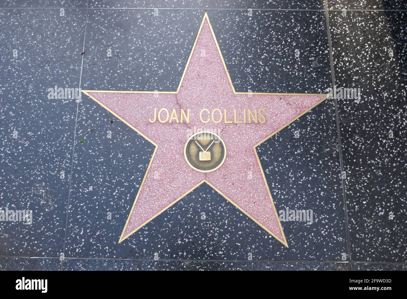 Hollywood, Kalifornien, USA 17. April 2021 EIN allgemeiner Blick auf die Atmosphäre der Schauspielerin Joan Collins Star auf dem Hollywood Walk of Fame am 17. April 2021 in Hollywood, Kalifornien, USA. Foto von Barry King/Alamy Stockfoto Stockfoto