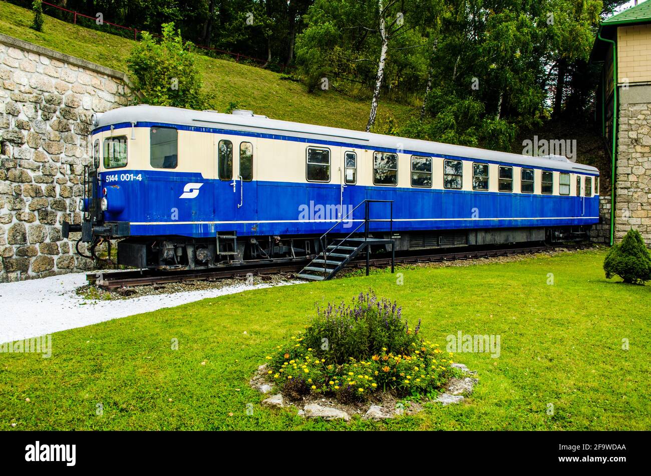 SEMMING, ÖSTERREICH, 3. OKTOBER 2015: Blick auf eine blaue Lokomotive vor dem Hauptbahnhof in semming, die ein Symbol dieser unesco-Welt ist Stockfoto