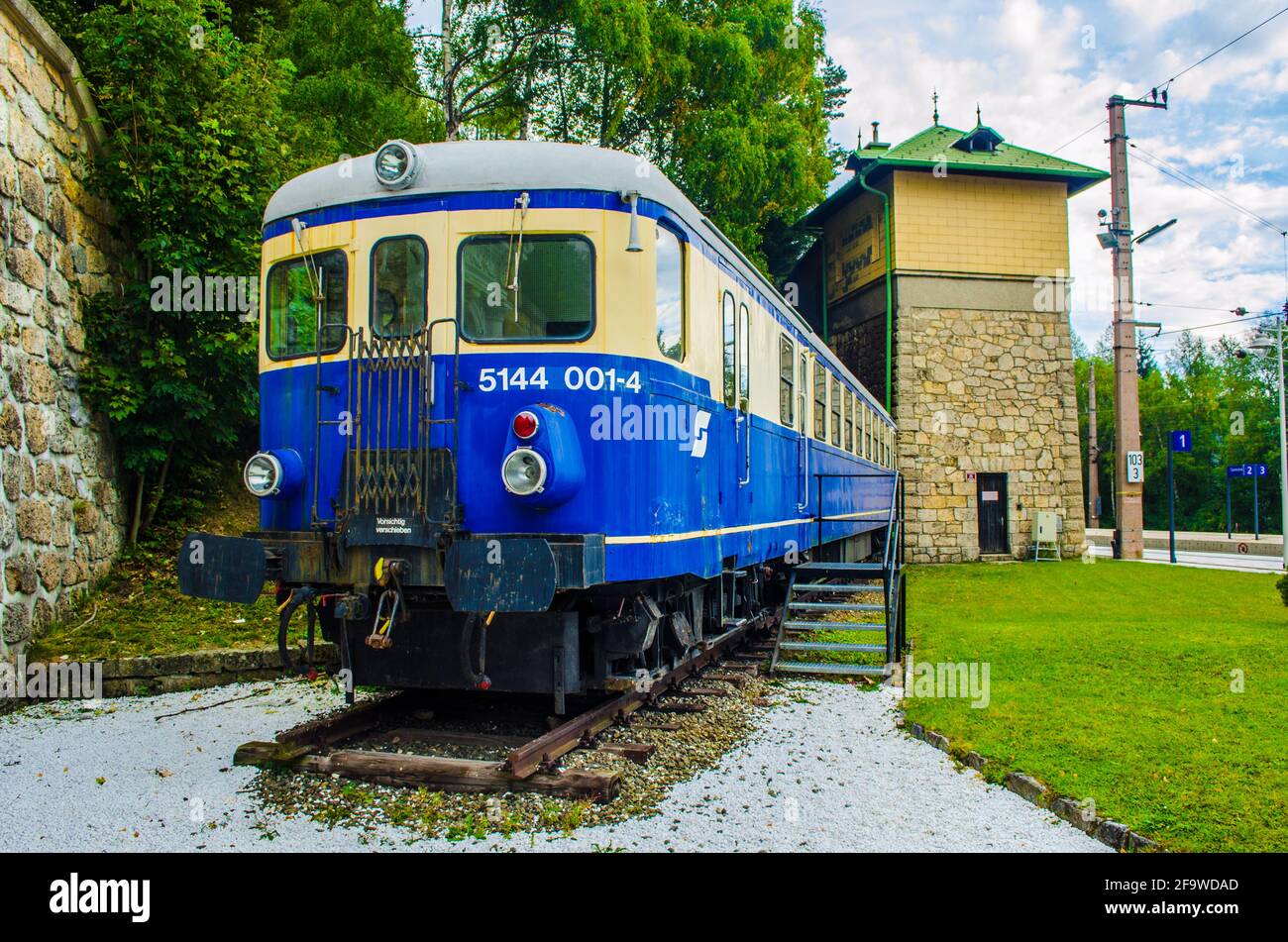 SEMMING, ÖSTERREICH, 3. OKTOBER 2015: Blick auf eine blaue Lokomotive vor dem Hauptbahnhof in semming, die ein Symbol dieser unesco-Welt ist Stockfoto