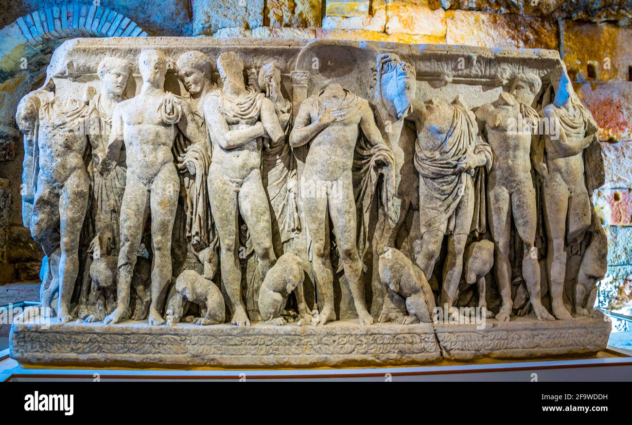 TARRAGONA, SPANIEN, 29. DEZEMBER 2015: Blick auf eine Steinkiste mit einem Detail mehrerer Personen im circo romano in der spanischen Stadt Tarr Stockfoto
