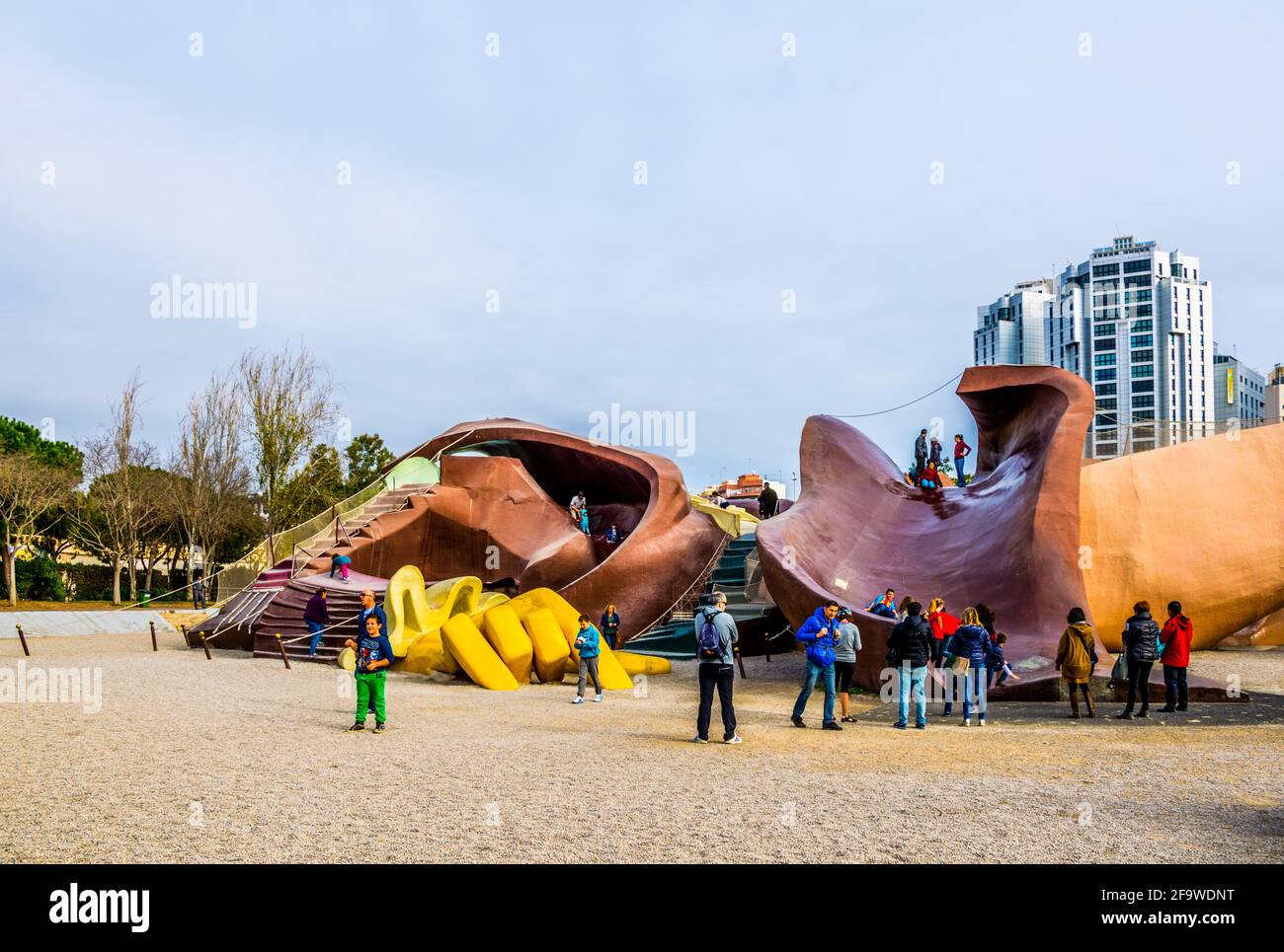 VALENCIA, SPANIEN, 31. DEZEMBER 2015: Kinder spielen auf dem spielplatz gulliver, der sich im turia-Garten in valencia befindet. Stockfoto