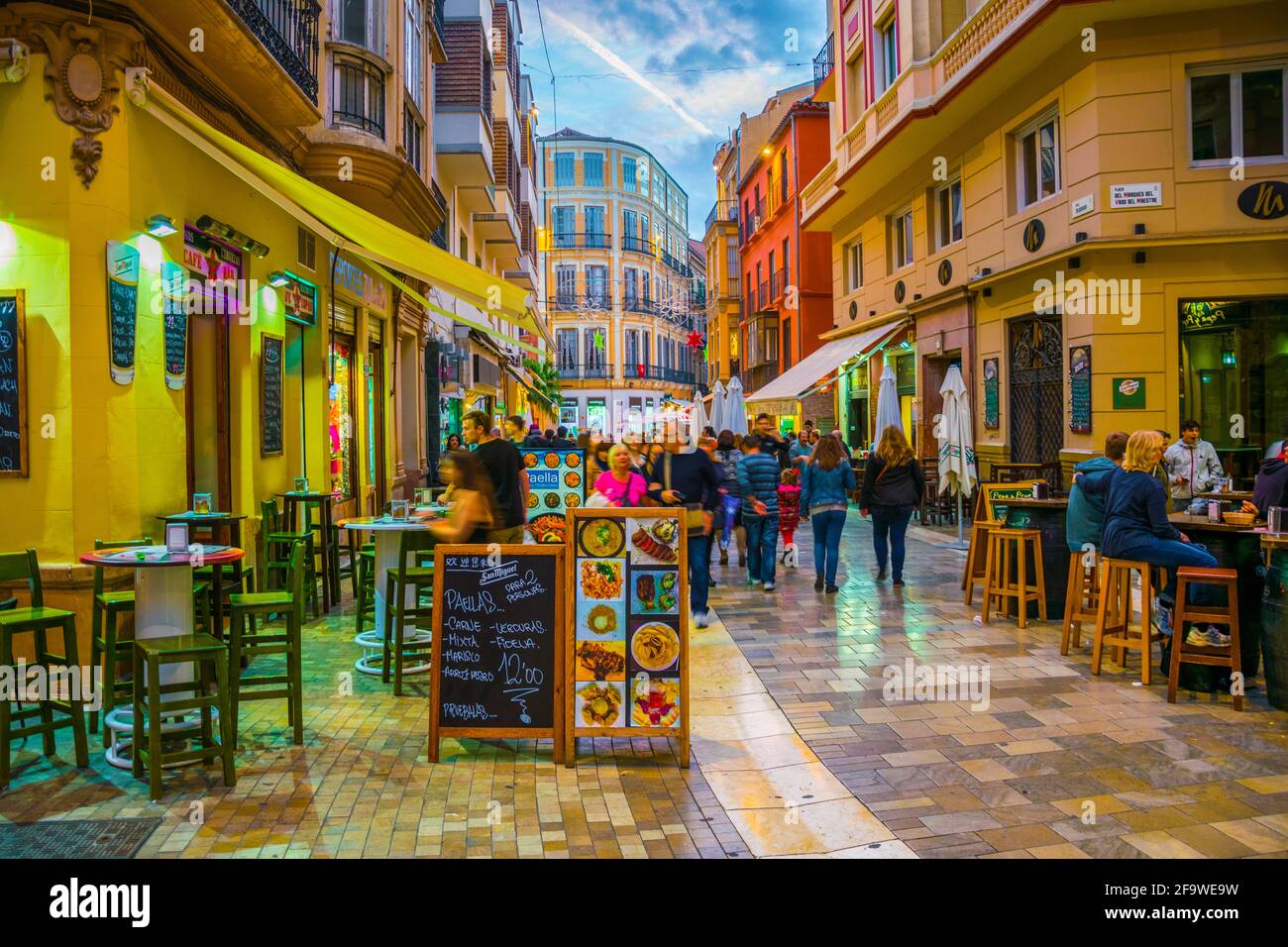 MALAGA, SPANIEN, 4. JANUAR 2016: Massen von Touristen schlendern nach Sonnenuntergang durch das historische Zentrum von malaga Stockfoto