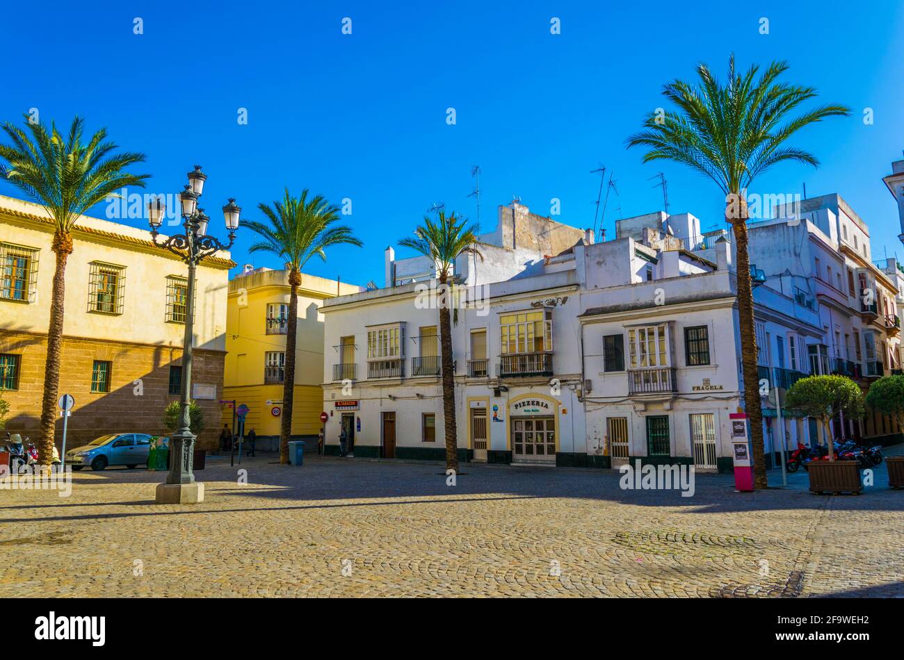 CADAZ, SPANIEN, 6. JANUAR 2016: Blick auf einen Platz vor dem gran teatro falla in der spanischen Stadt cadaz Stockfoto