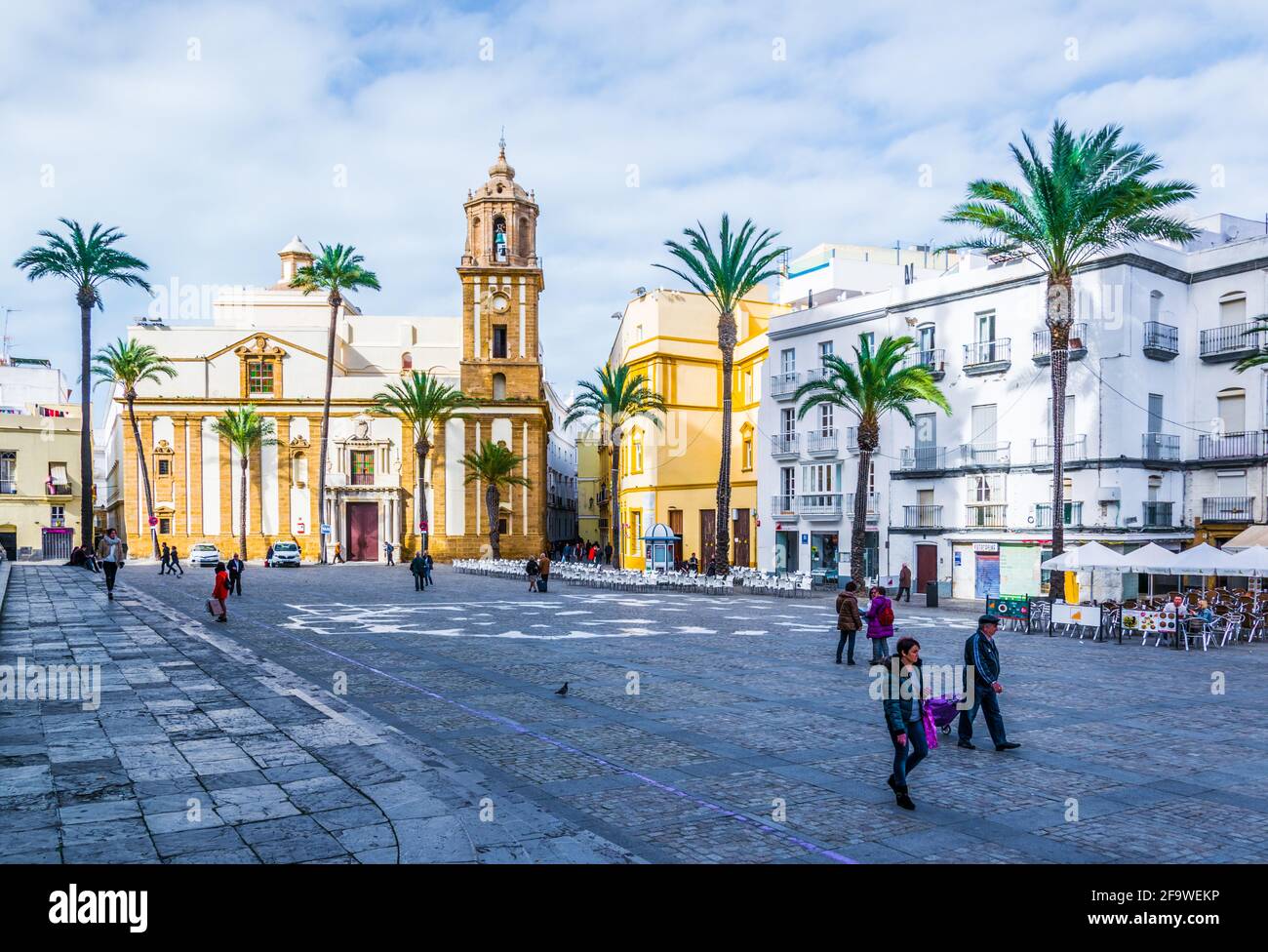 CÁDÁZ, SPANIEN, 6. JANUAR 2016: Die Menschen überqueren die plaza de la catedral vor der Kirche von santiago in der spanischen Stadt cádáz Stockfoto