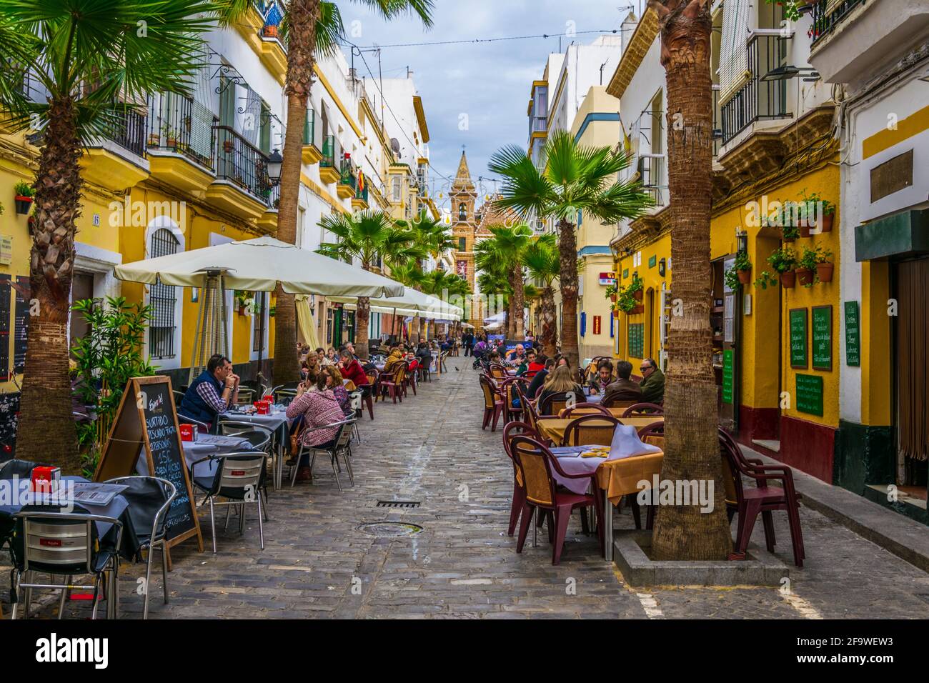 CÁDÁZ, SPANIEN, 6. JANUAR 2016: Auf der calle de la virgen in der spanischen Stadt cádáz essen die Menschen zu Mittag Stockfoto