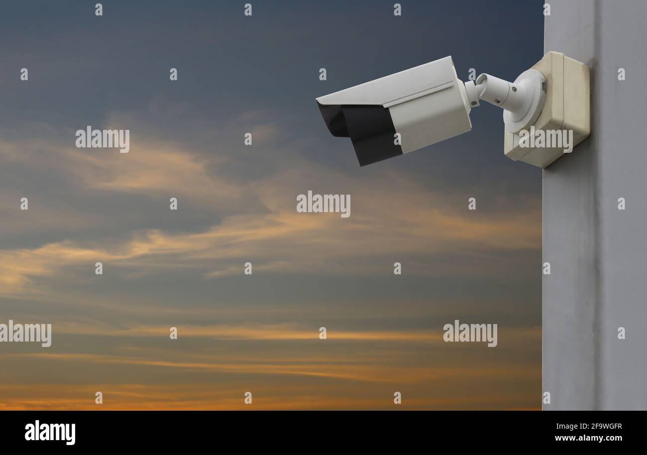 CCTV-Tool auf Dämmerung Himmel Hintergrund, Ausrüstung für Sicherheitssysteme und haben Kopieplatz für Design. Stockfoto