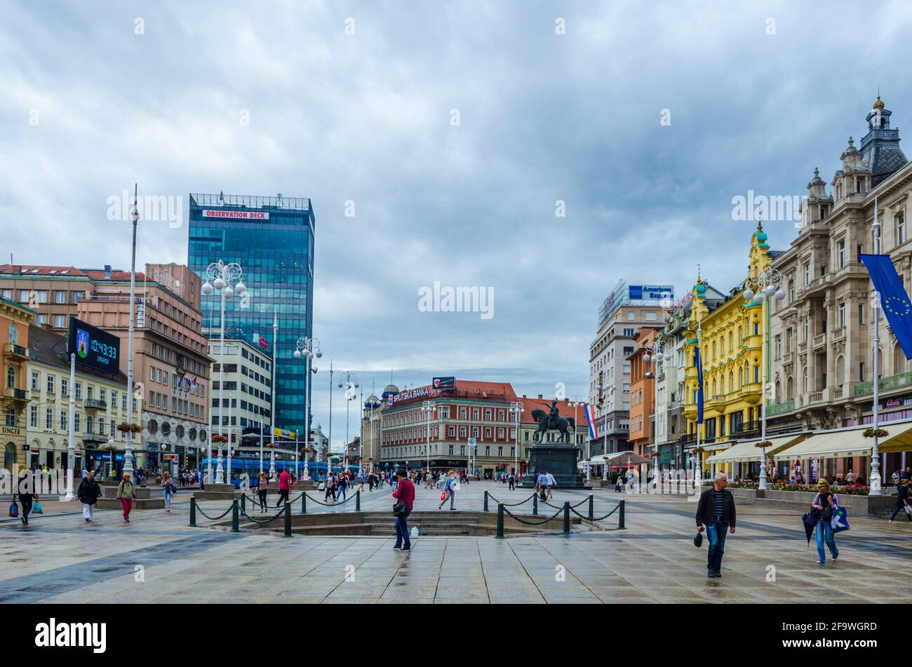 ZAGREB, KROATIEN, 28. JULI 2015: Ban Jelacic Denkmal auf dem zentralen Stadtplatz (Trg bana Jelacica) in Zagreb, Kroatien. Das älteste stehende Gebäude hier Stockfoto