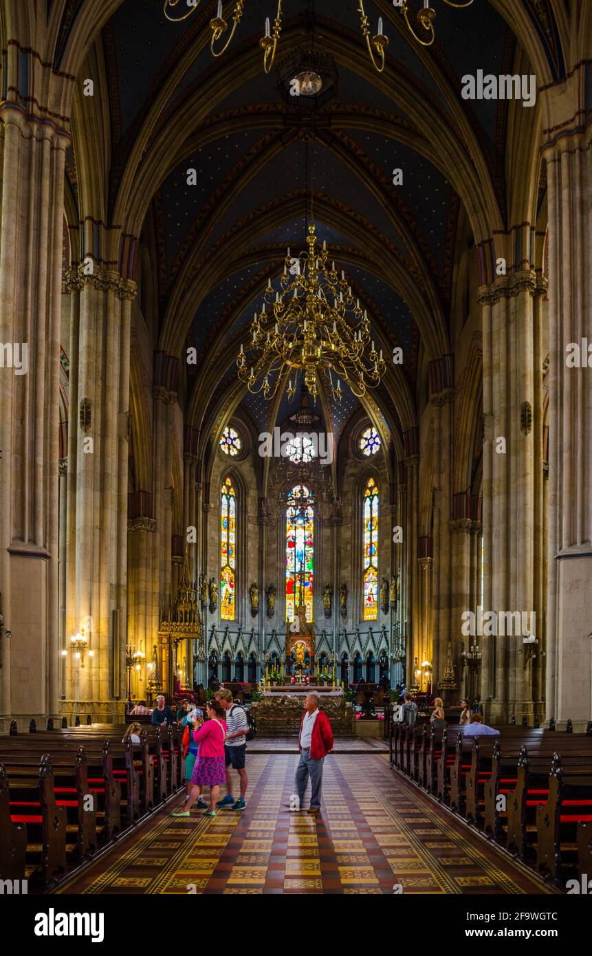 ZAGREB, KROATIEN, 28. JULI 2015: Innenraum der Kathedrale, die der Himmelfahrt Mariens und der Könige Stephanus und Ladislaus gewidmet ist, am 2. Januar 2011 in Zagr Stockfoto