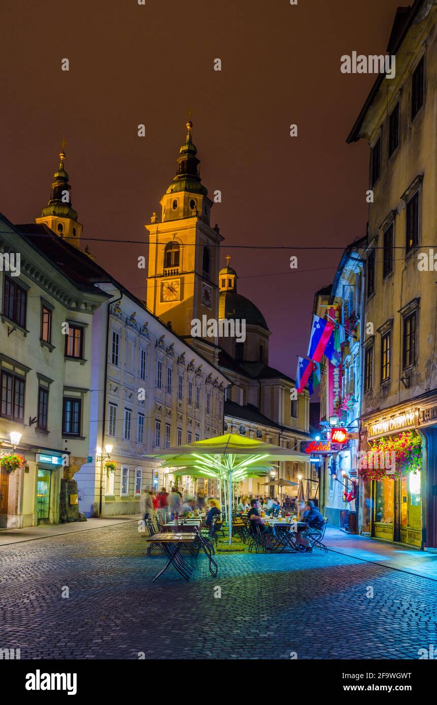 LJUBLJANA, SLOWENIEN. 29. JULI 2015: Nachtansicht des ciril-metodov trg Platzes im mittelalterlichen Zentrum von ljubljana Stockfoto