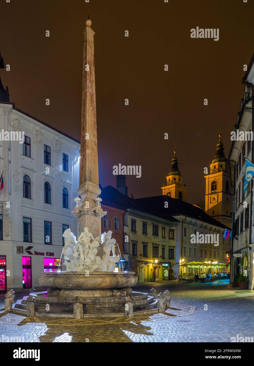 LJUBLJANA, SLOWENIEN. 29. JULI 2015: Nachtansicht des ciril-metodov trg Platzes im mittelalterlichen Zentrum von ljubljana Stockfoto