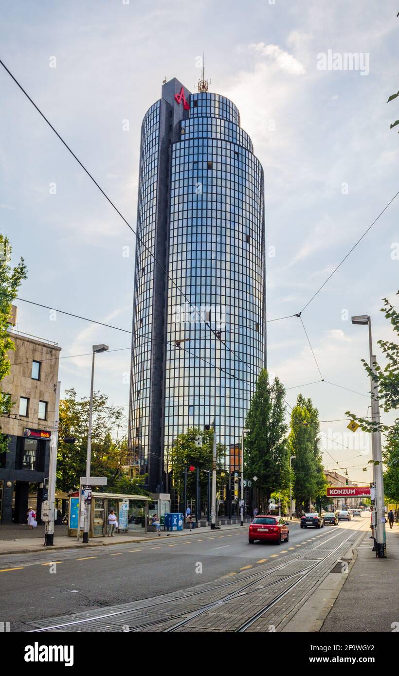 ZAGREB, KROATIEN, 28. JULI 2015: Business Wolkenkratzer Cibona im Besitz von Agrokor Concern am 12. Juni 2013 in Zagreb, Kroatien. Agrokor ist der größte Privatfahrer Stockfoto