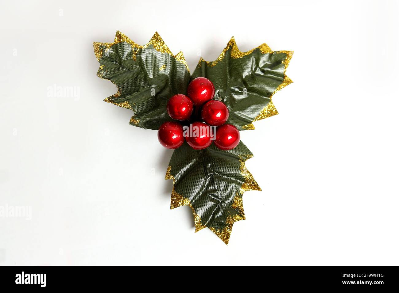 Isolierte Stechbeere mit Blttern. Kunststoff, knstliche Ilex-Beeren auf  Zweig. Pflanze fr Neujahr und Weihnachtsdekoration, Mistelzweig oder Zweig  wit Stockfotografie - Alamy