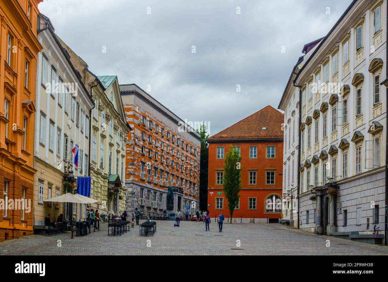 LJUBLJANA, SLOWENIEN, 29. JULI 2015: Blick auf den novi trg-Platz in der slowenischen Hauptstadt ljubljana, wo sich die Universitätsbibliothek befindet, die b Stockfoto