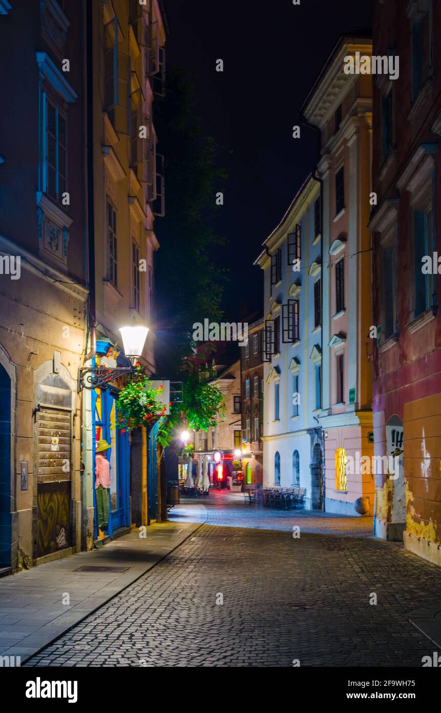 LJUBLJANA, SLOWENIEN. 29. JULI 2015: Nachtansicht des ciril-metodov trg Platzes im mittelalterlichen Zentrum von ljubljana Stockfoto