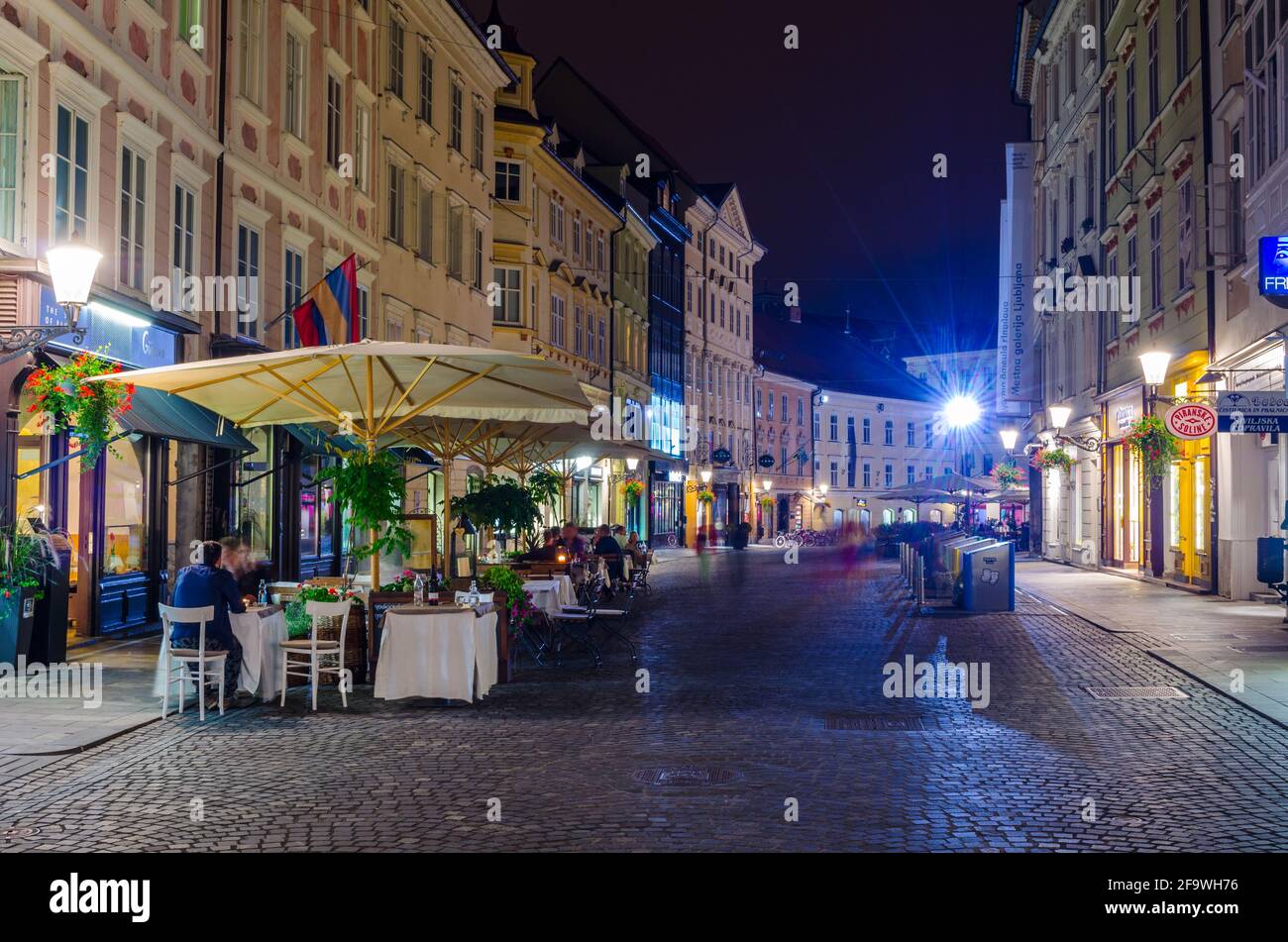 LJUBLJANA, SLOWENIEN. 29. JULI 2015: Nachtansicht des ciril-metodov trg Platzes im mittelalterlichen Zentrum von ljubljana Stockfoto