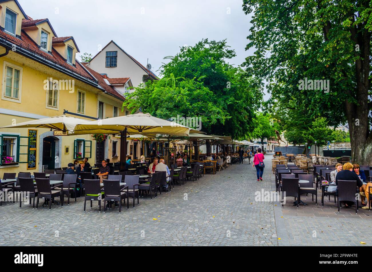 LJUBLJANA, SLOWENIEN, 29. Juli 2015: Die Menschen genießen den Sommertag an der Petkovskovo Waterfront in Restaurants vor dem Marktplatz und Butch Stockfoto