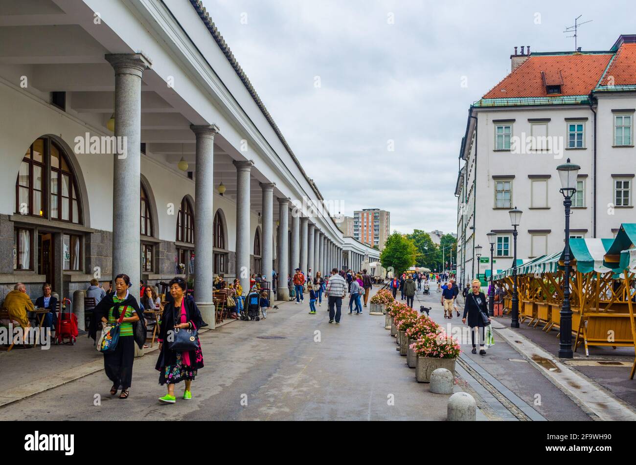 LJUBLJANA, SLOWENIEN, 29. JULI 2015:Markthalle von Ljubljana am Fluss Ljubljanica Stockfoto