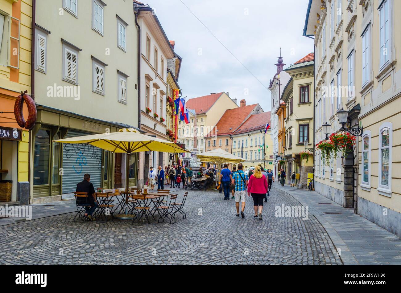 LJUBLJANA, SLOWENIEN. 29. JULI 2015: Blick auf den ciril-metodov trg Platz im mittelalterlichen Zentrum von ljubljana Stockfoto