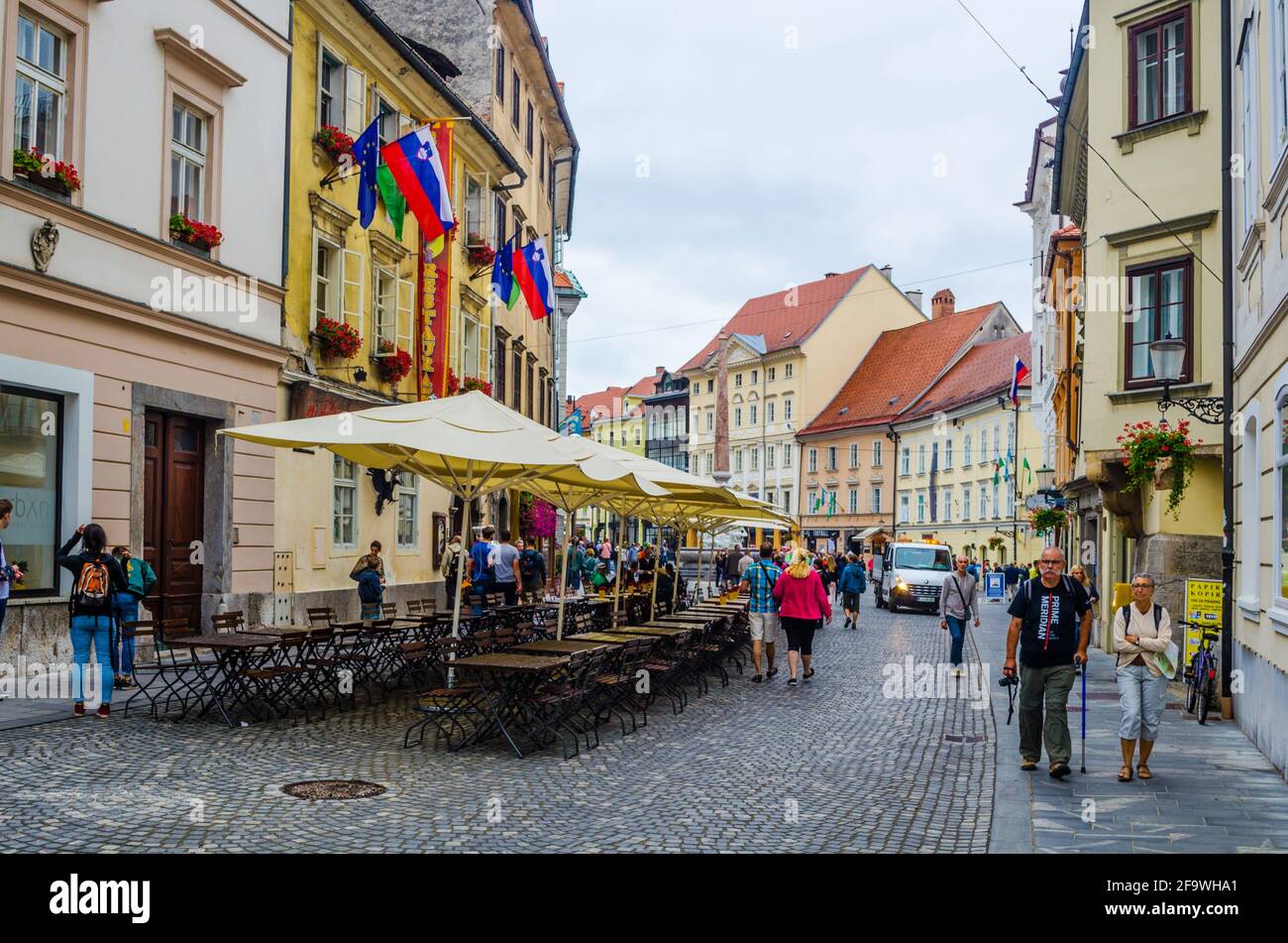LJUBLJANA, SLOWENIEN. 29. JULI 2015: Blick auf den ciril-metodov trg Platz im mittelalterlichen Zentrum von ljubljana Stockfoto