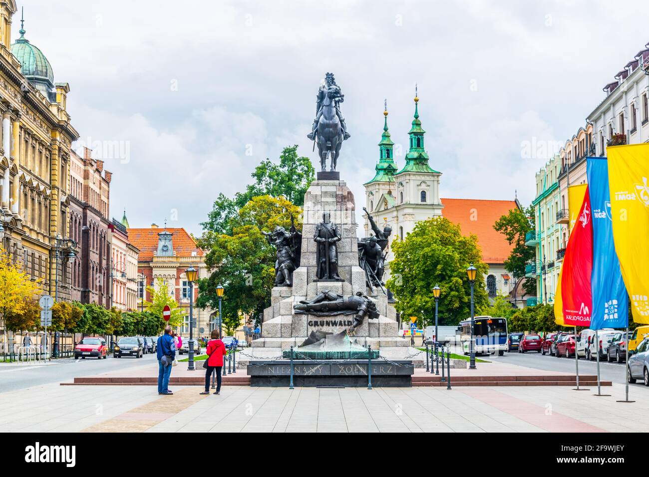 KRAKAU, POLEN, 11. AUGUST 2016: Menschen stehen vor dem Grunwald-Denkmal in Krakau, Polen. Stockfoto