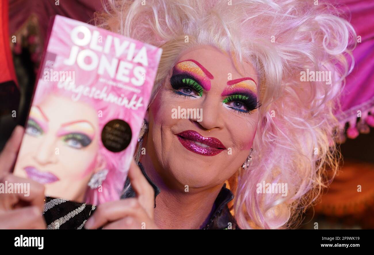 Hamburg, Deutschland. April 2021. Drag Queen Olivia Jones sitzt in ihrem Club 'The Bunny Burlesque St. Pauli' und zeigt ihre Biographie. Am 21.04.2021 Olivia Jones Biografie 'Ungeschminkt: Mein schrilles Doppelleben'. Kredit: Marcus Brandt/dpa/Alamy Live Nachrichten Stockfoto