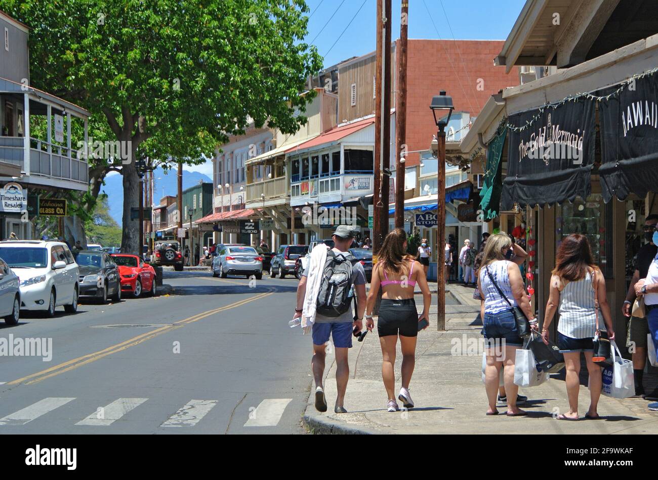 Touristen besuchen Sehenswürdigkeiten entlang der Vorderstraße und den Hafen in Die kleine Maui Stadt Lahaina Hawaii USA Stockfoto