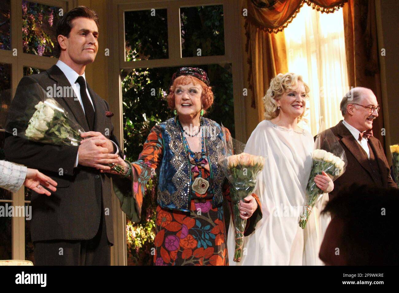 Rupert Everett, Angela Lansbury, Christine Ebersole und Simon Jones Curtain rufen zur Eröffnungsnacht von Noel Cowards „Blithe Spirit“ am 15. März 2009 im Shubert Theater in New York City auf. Foto: Henry McGee/MediaPunch Stockfoto