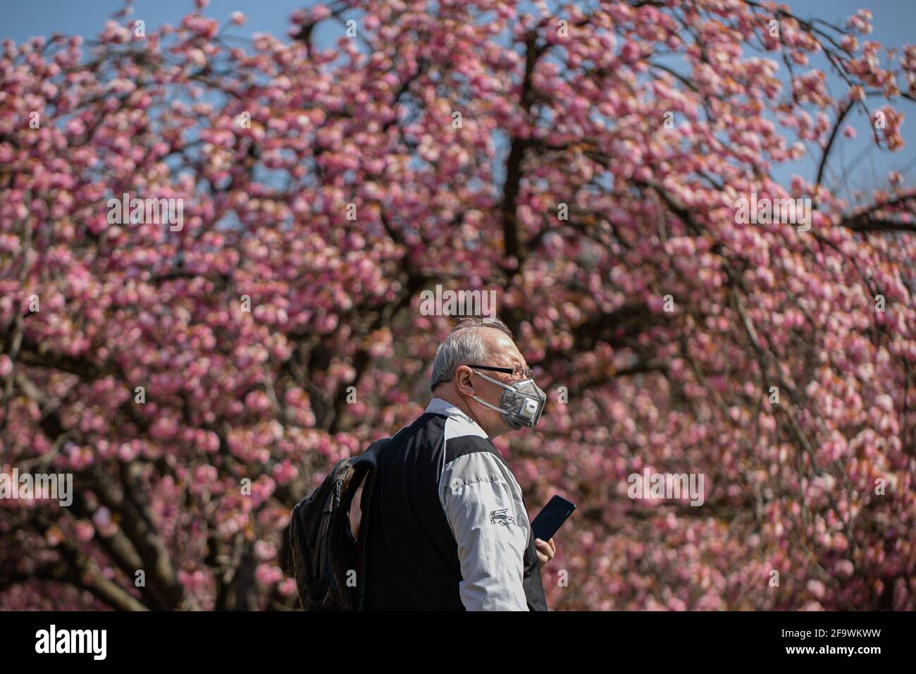 Paris, Frankreich. April 2021. Ein Mann mit Gesichtsmaske ist auf der Domaine de Sceaux in der Nähe von Paris, Frankreich, am 20. April 2021 zu sehen. Quelle: Aurelien Morissard/Xinhua/Alamy Live News Stockfoto