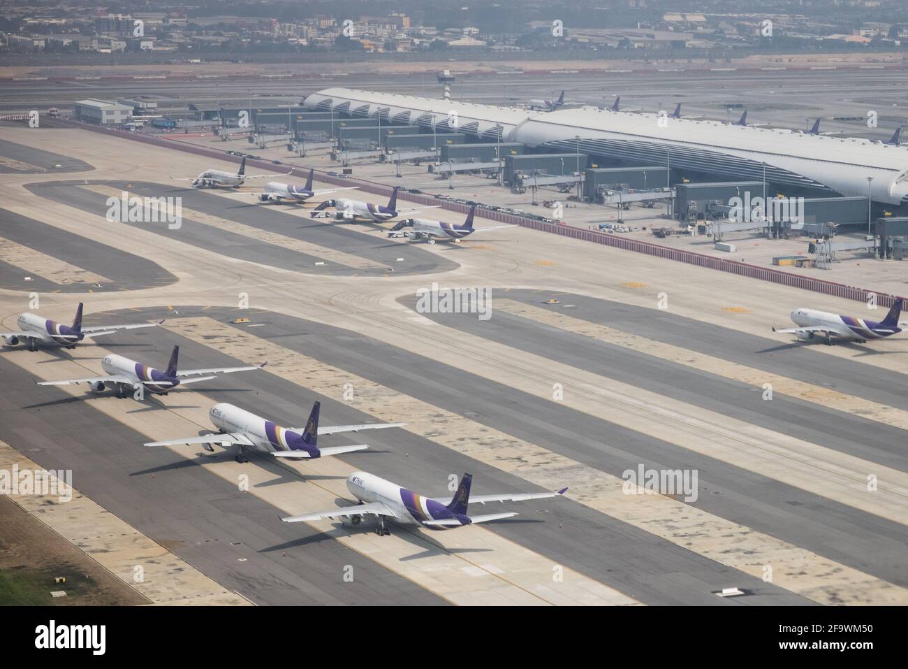 Die Flugzeuge der thailändischen Luftwege sitzen am 8. März 2021 während der globalen Covid-19-Pandemie auf dem Asphalt des Flughafens Suvarnabhumi in Bangkok, Thailand. Stockfoto