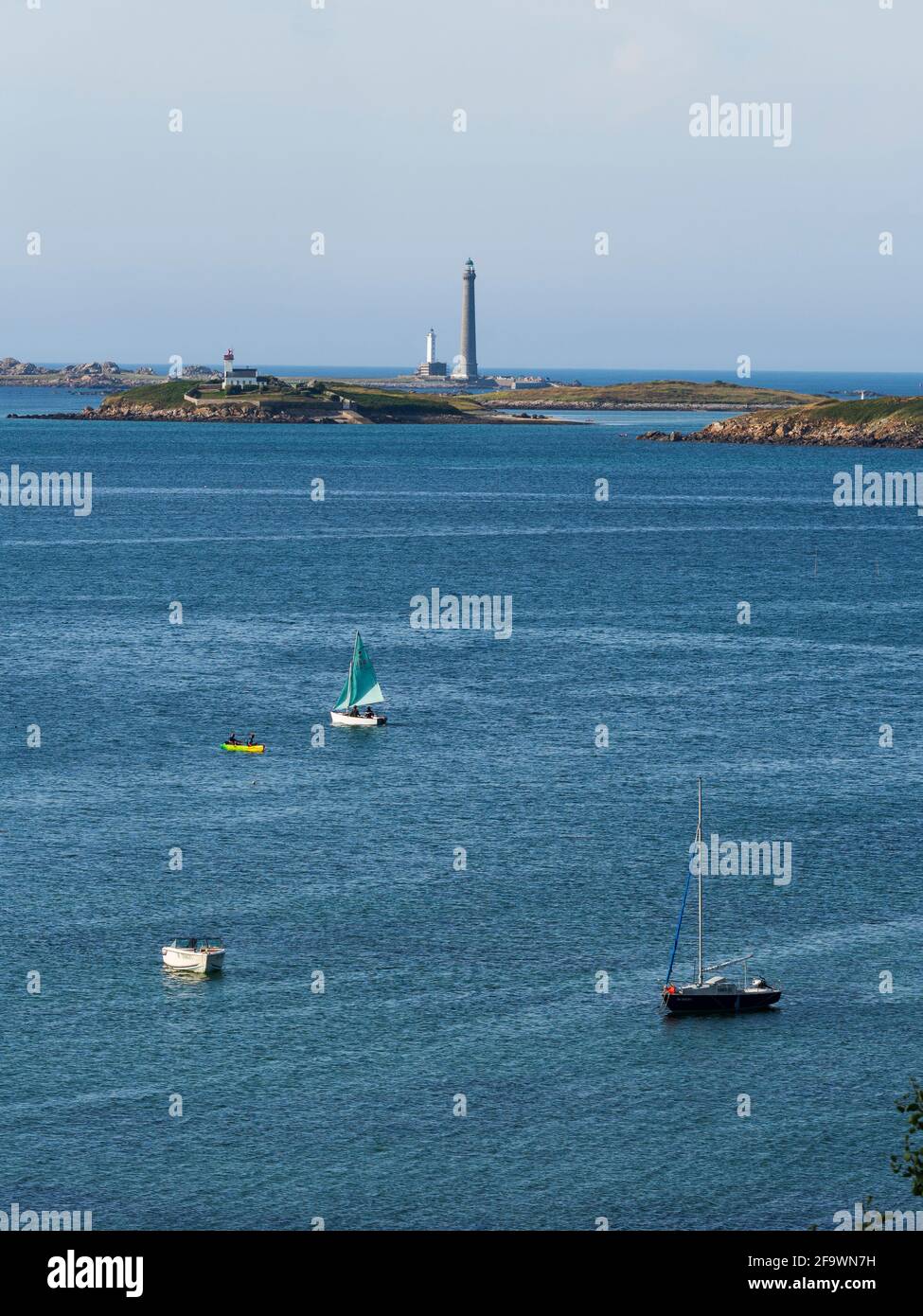 Blick von Ar vrennig, aber-Wrac'h, Nordküste von Finistère, Blick auf den Leuchtturm Île VRAC'h und die beiden Leuchttürme von Île Vierge. Bretagne, Frankreich. Stockfoto