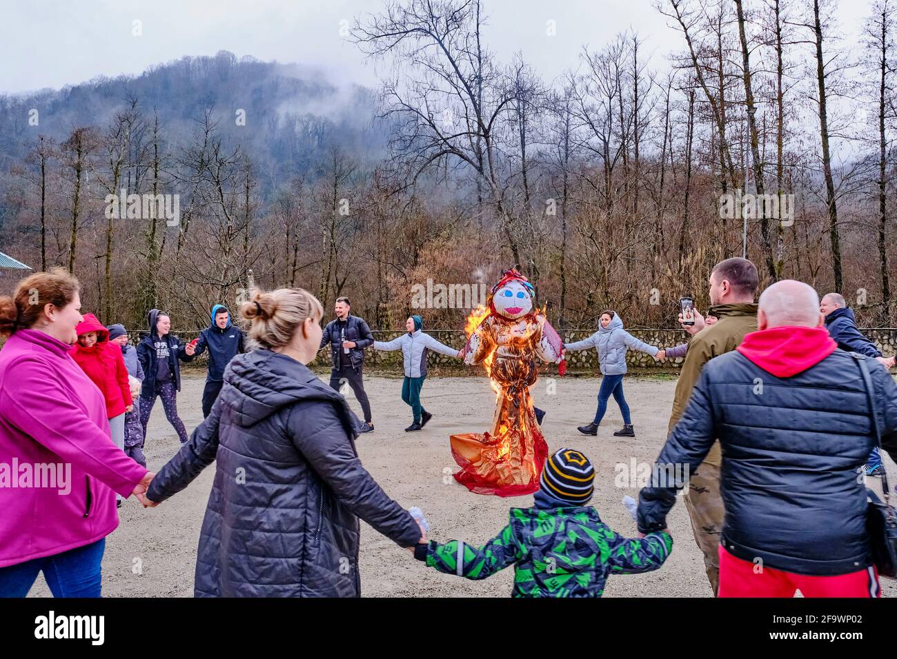 Sotschi, Russland - 1. März 2020: Altes slawisches Ritual, bei dem eine Maslenitsa-Puppe verbrannt wurde, um den Winter zu verschnaufen und den Frühling zu begrüßen. Menschen dan Stockfoto