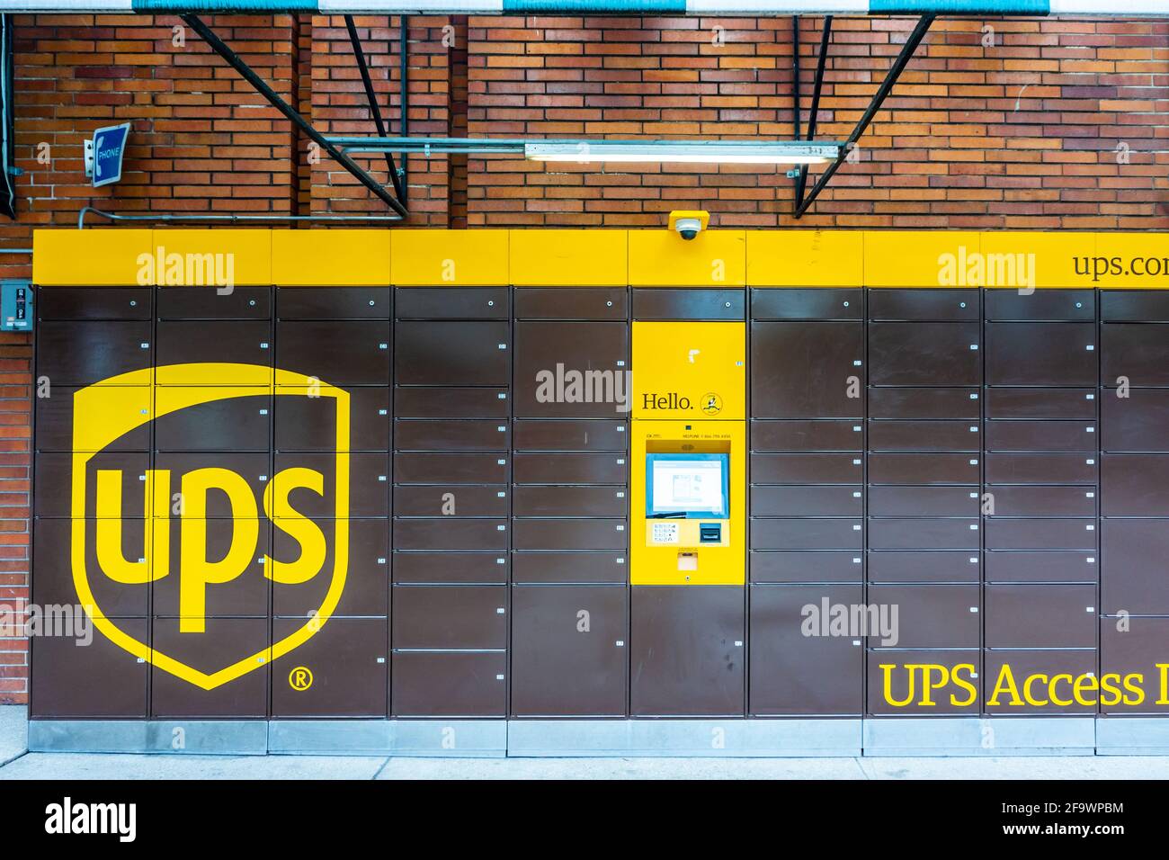 Ein an einer Bordwand anliegertes UPS Access Point Paketfach in Chicago,  Illinois, zur sicheren kontaktlosen Zustellung von Paketen Stockfotografie  - Alamy