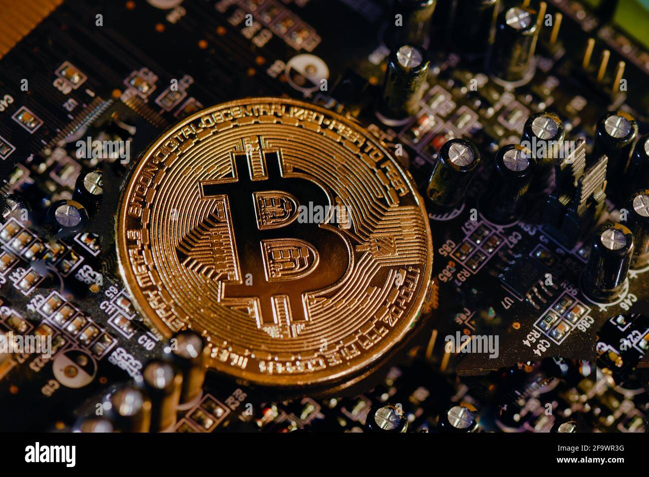 Ein Bitcoin. Virtuelle Münze über elektronische Schaltungen Stockfoto
