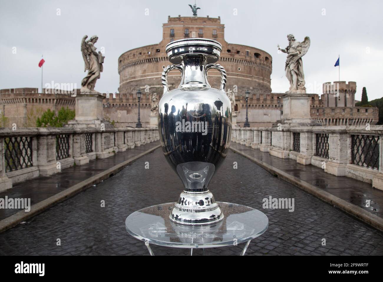 Rom, Italien. April 2021. Ausstellung des UEFA European Football Cup, auf der Sant'Angelo Brücke in Rom (Foto: Matteo Nardone/Pacific Press) Quelle: Pacific Press Media Production Corp./Alamy Live News Stockfoto