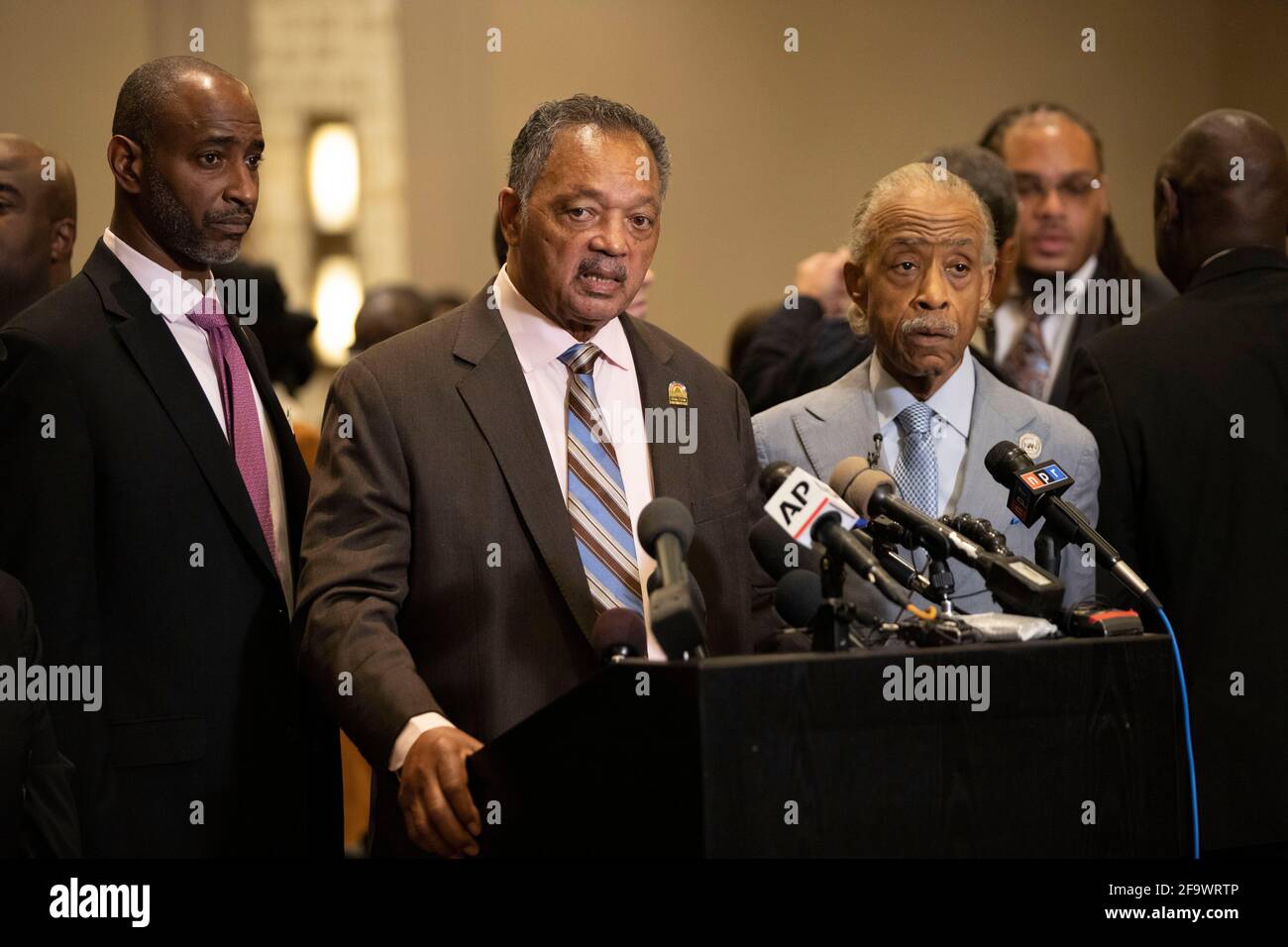 Minneapolis, Minnesota, USA. April 2021. 20. April 2021-Minneapolis, Minnesota, USA: Reverend Jesse Jackson spricht bei einer Pressekonferenz, die von der Familie Floyd mit Reverend Al Sharpton an seiner Seite organisiert wurde, über die Medien. Einwohner von Minneapolis feierten am 25. Mai 2020 Derek Chauvins Schuldspruch für den Mord an George Floyd. Quelle: Henry Pan/ZUMA Wire/Alamy Live News Stockfoto