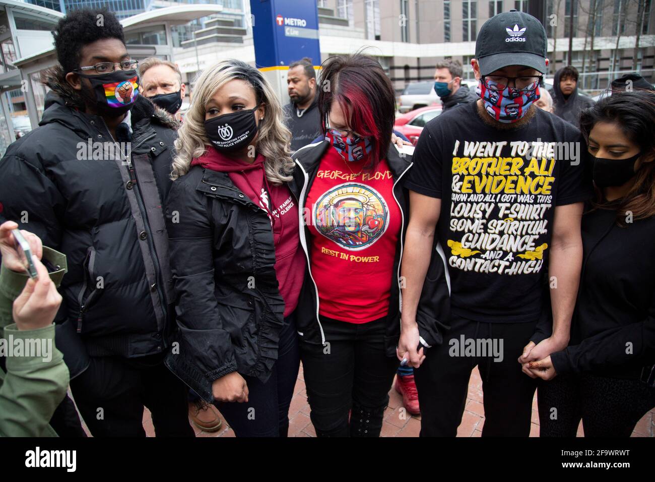 Minneapolis, Minnesota, USA. April 2021. 20. April 2021-Minneapolis, Minnesota, USA: (L bis R) DJ Hooker, Toshira Garraway, Courtney Ross und zwei nicht identifizierte Personen halten sich im Gebet die Hände, kurz bevor das Urteil in Derek Chauvins Prozess verkündet wurde. Einwohner von Minneapolis feierten am 25. Mai 2020 Derek Chauvins Schuldspruch für den Mord an George Floyd. Quelle: Henry Pan/ZUMA Wire/Alamy Live News Stockfoto