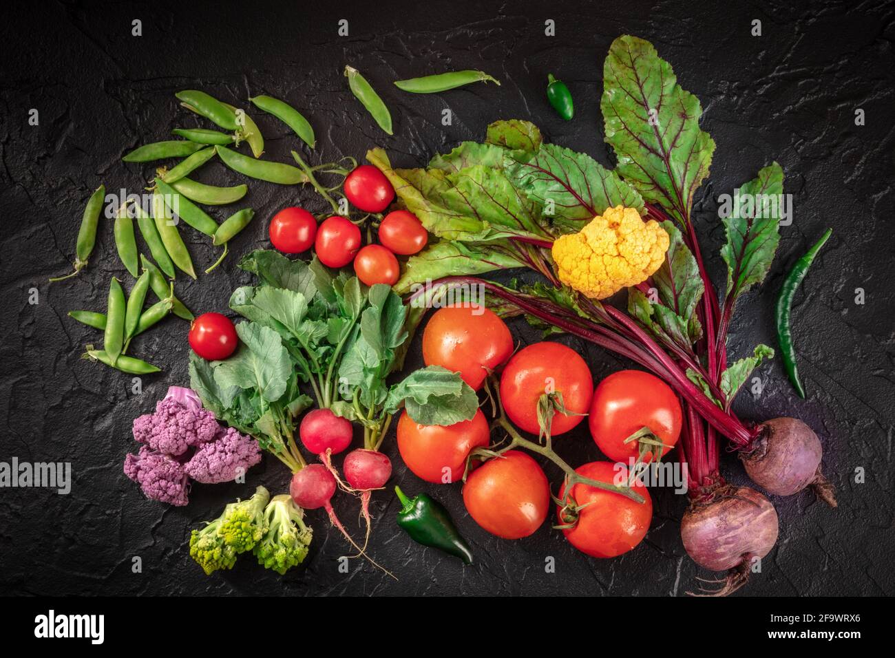 Frisches Gemüse Hintergrund mit vielen Lebensmitteln, von oben geschossen Stockfoto