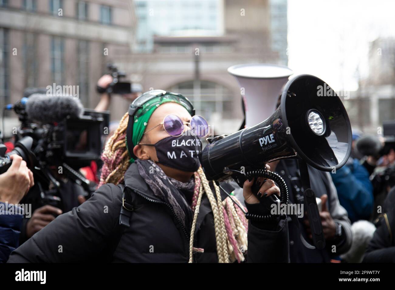 Minneapolis, Minnesota, USA. April 2021. 20. April 2021-Minneapolis, Minnesota, USA: Ein Demonstrator hält ein Bullhorn am südplatz des Hennepin County Government Center. Einwohner von Minneapolis feierten am 25. Mai 2020 Derek Chauvins Schuldspruch für den Mord an George Floyd. Quelle: Henry Pan/ZUMA Wire/Alamy Live News Stockfoto