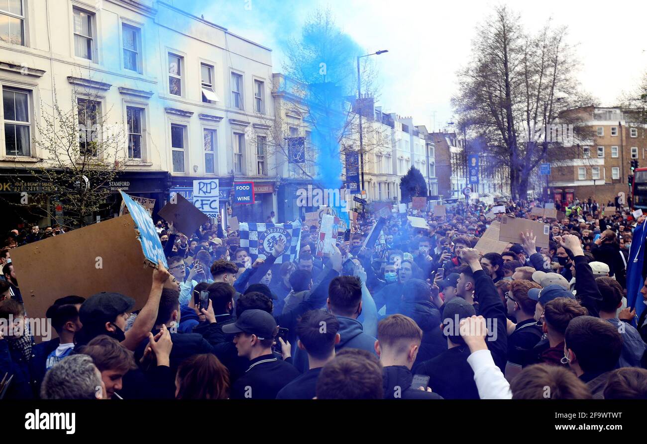 Stamford Bridge, London. Bilddatum: 20. April 2021. Fans versammeln sich und sitzen, um die Straße zu blockieren und ihre Wut darüber zu zeigen, dass Chelsea der vorgeschlagenen Super League Beitritt, bevor ihr Spiel gegen Brighton in der Stamford Bridge, London, stattfand. Bilddatum: 20. April 2021. Bildnachweis sollte lauten: Paul Terry/Sportimage Stockfoto