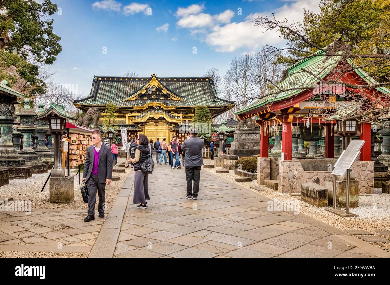 22. März 2019: Tokio, Japan - die Annäherung an den Ueno Toshogu Shinto-Schrein im Ueno Onshi Park, Tokio, im Frühjahr. Stockfoto