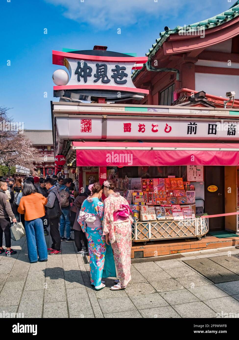 25. März 2019: Tokio, Japan - Besucher, darunter zwei junge Frauen in Kimonos, auf dem Markt auf dem Gelände des buddhistischen Senso-ji-Tempels in Asakusa... Stockfoto